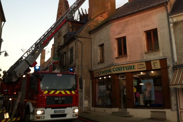 Incendie dans le centre-ville de Reuilly dans l'Indre. 