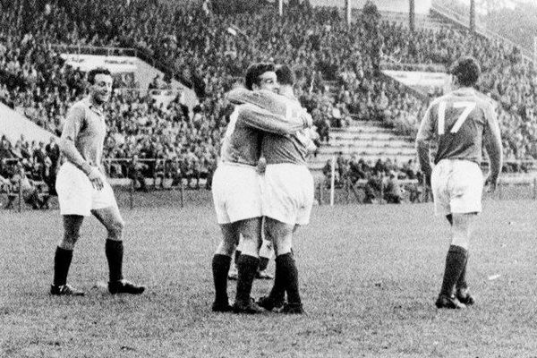 Sur cette photo, deux des quatre Nordistes de l'équipe de France à la Coupe du Monde 1958 : Jean Vincent (à gauche) et Maryan Wisnieski (2e en partant de la droite)