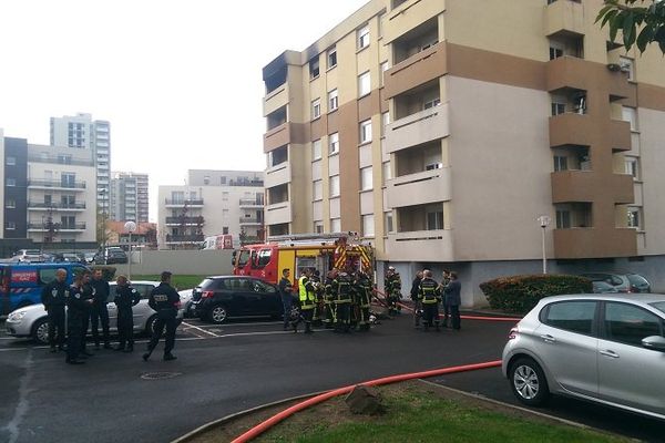 Le feu a pris le 6 octobre 2015 dans l'après-midi au cinquième étage de cet immeuble, rue du Torpilleur Sirocco à Clermont-Ferrand