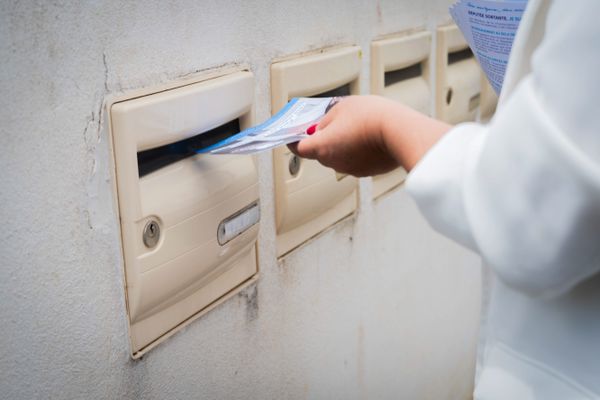 Leds candidats aux élections législatives distribuent directement dans les boîtes aux lettres ou passent par des sociétés.