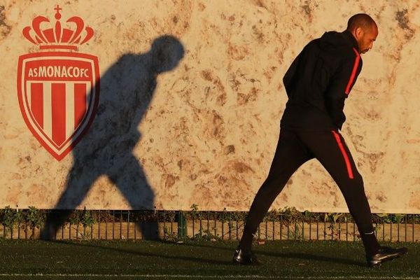 Thierry Henry, l’entraîneur de l'AS Monaco, pensif.