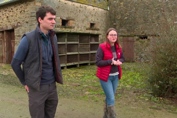 Antoine et Ines, âgés de 24 ans et originaires de Wallonie, viennent d'acheter une ferme près de Château-Gontier