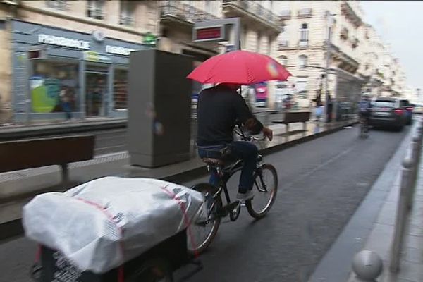 Des professionnels à vélo à Bordeaux