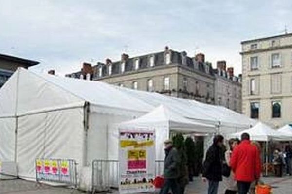 Le Chapiteau de la solidarité internationale, place de la Motte à Limoges