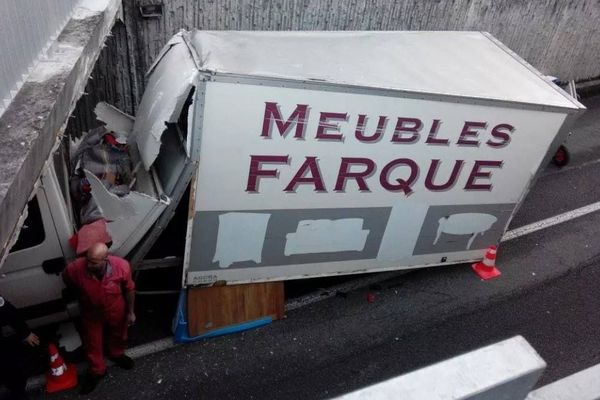 Un camion transportant des meubles, le pont Guillotin à Besançon