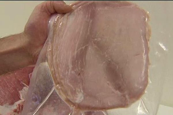 Un jambon plus gris que rose, sans sel nitrité : la recette est élaborée par le labo viande du lycée Georges Pompidou d'Aurillac (15)