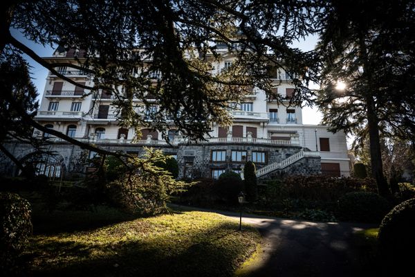 Derrière les branches du cèdre : l'hôtel du Parc, où ont été conclu les accords d'Evian, le 18 mars 1962.