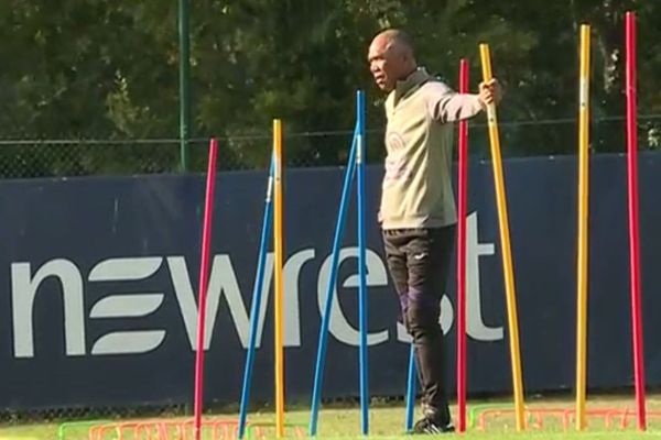 Antoine Kombouaré dirige sa première séance d'entraînement sur le terrain du TFC.