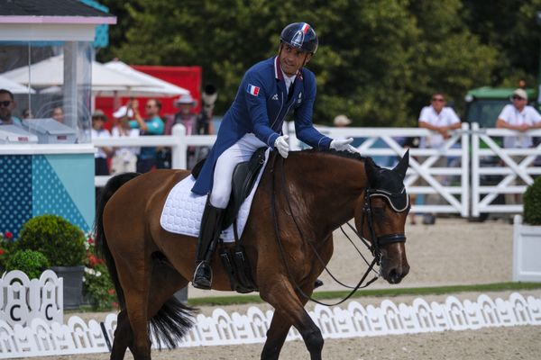 Alexandre Ayache et Jolne (70,279) n'ont pas réussi à passer le stade des qualifications dans l'enceinte du château de Versailles aux JO.