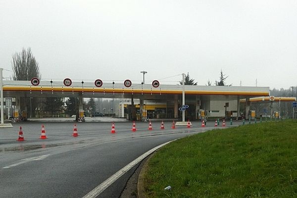 L'aire d'autoroute de Saint-Albain, implantée au km 375 dans le sens Paris-Lyon, au sud de Mâcon, est fermée à la circulation depuis 8h 55 du matin. 