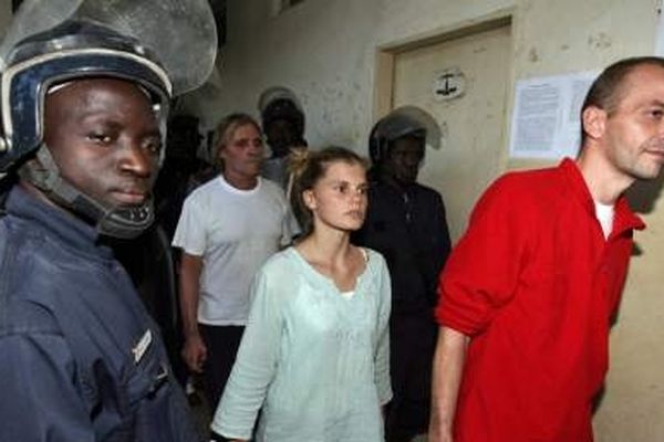 Trois des prévenus, Alain Peligat, Emilie lelouch et Eric Breteau, lors de leur interpellation au Tchad, en décembre 2007. 