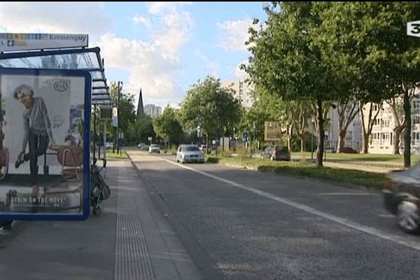 L'avenue, que la jeune fille traversait pour retrouver son ticket de bus