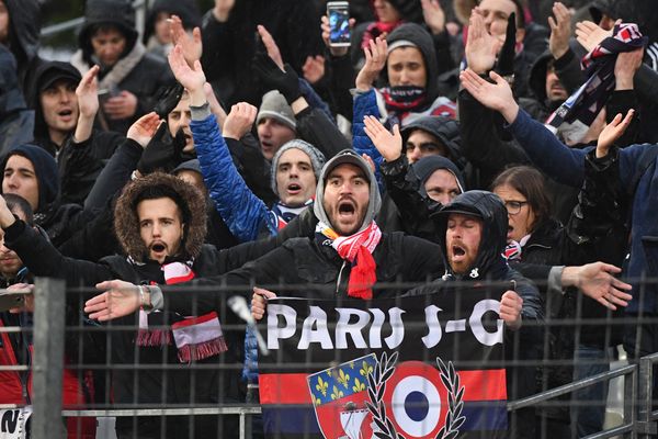 Des supporters parisiens chauds comme la braise lors du match Niort-PSG