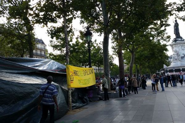 Une cinquantaine de familles expulsées ou menacées d’expulsions ont passé la nuit sous les bâches place de la République.