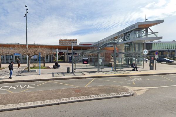 Une jeune fille écrasée par un car à la gare routière de Roanne