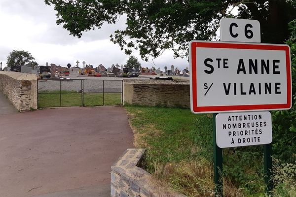 Cimetière de Sainte-Anne-sur-Vilaine où a été retrouvée l'adolescente en état de choc après avoir été séquestrée