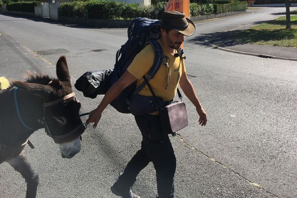 Stéphane Blaise et son âne Marius, à proximité du village d'Ytrac dans le Cantal, le 24 septembre 2018. 