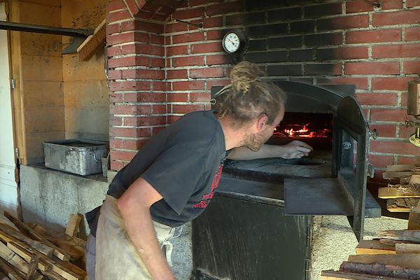 Etienne Leroy est un boulanger à l'ancienne. Il cuit son pain dans un four à bois et ne subi pas l'augmentation des coûts de l'énergie