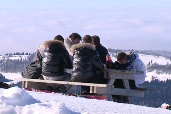 Au col de la Faucille dans l'Ain les vacanciers ont bénéficié de neige en abondance et du soleil en prime ! Le 4 janvier 2013