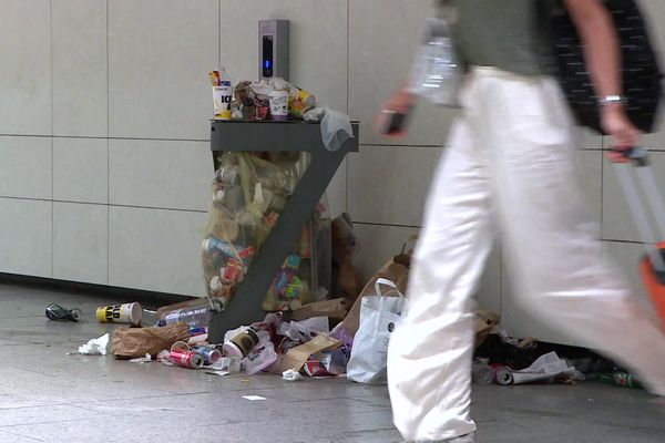 La grève du ramassage des poubelles à la Gare Saint-Charles à Marseille et sur le réseau de métro RTM a débuté le 19 juin.