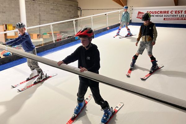 A Saint-Michel-de-Maurienne, un tapis roulant permet aux jeunes licenciés de la vallée de rechausser les skis avant l'hiver.