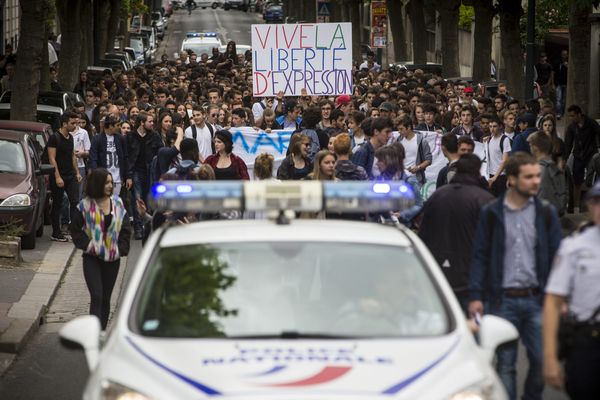 Manifestation de soutien à Louis, lycéen de Saint-Maur, qui a reçu des menaces de mort, après avoir parlé de l'attaque contre "Charlie Hebdo" dans son journal.