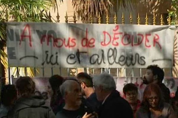 40 ans après avoir obtenu la limitation des effectifs militaires sur le Larzac, les opposants à l'arrivée annoncée de 1000 nouveaux légionnaires reprennent le combat.
