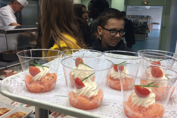 Des verrines de saumon réalisées avec des produits locaux proposées aux élèves du collège François Villon à Yzeure (Allier). 