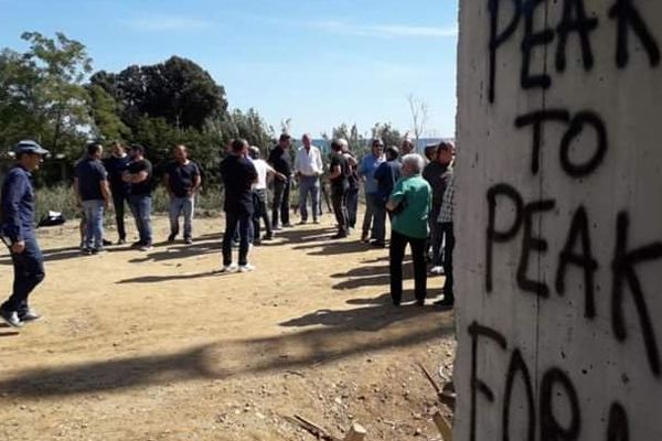 Core in fronte a organisé un rassemblement ce samedi 14 septembre à Linguizzetta. Le mouvement nationaliste dénonce la construction de 204 logements près du littoral.