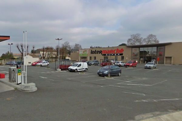 C'est sur le parking qu'un camion frigorifique de 38 tonnes a pris feu, pour une raison encore inconnue. 