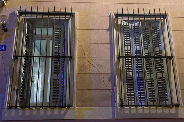 Une fissure sur la façade du n'°14, rue Chabanon, à Marseille.