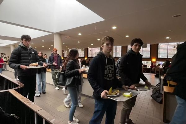 Le restaurant universitaire Saint-Leu à Amiens compte un peu moins de 700 places assises, pour plus de 1 100 étudiants par jour.