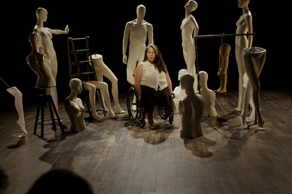 Charlotte, photographe,  met en lumières ces corps "abimés" à travers des mises en scène.