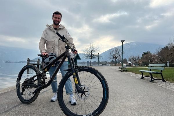 Le vététiste funambule Kilian Bron sort un nouveau film Fuego, présenté ce 3 février à Annecy.