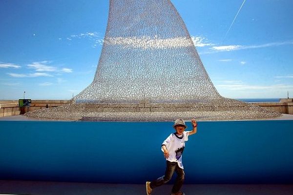 Monaco, juin 2014. Dans le cadre de son programme d’actions sur les requins, le Musée océanographique de Monaco présente l’initiative « On Sharks & Humanity » : plus qu’une exposition artistique, un face à face avec les requins avec pour thème central le requin et sa préservation.