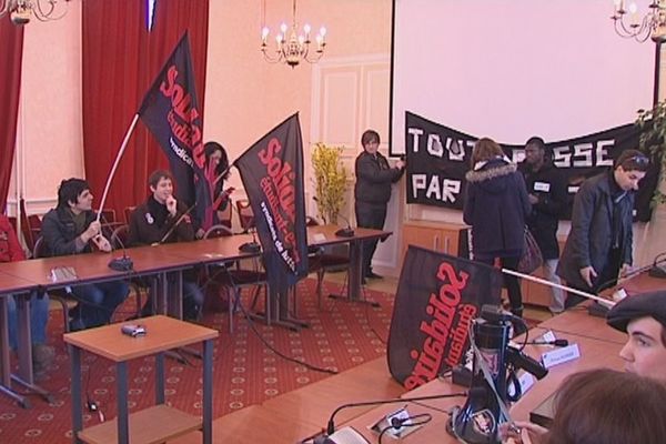 Le syndicat étudiant Sud-Solidaires investit la salle du Conseil d'administration de l'université d'Orléans pour protester contre les coupes budgétaires. 