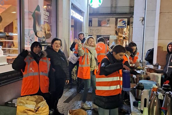 Un mercredi soir comme un autre place Gambetta à Amiens, avec les bénévoles en gilet orange des Maraudes citoyennes cmiénoises, au milieu des bénéficiaires.