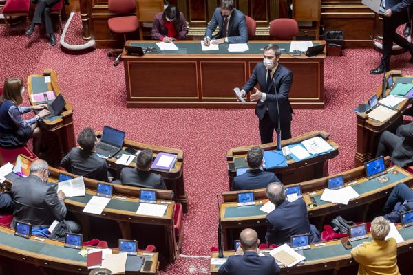 Olivier Veran, le ministre de la Santé, défend le projet de loi devant le Sénat.