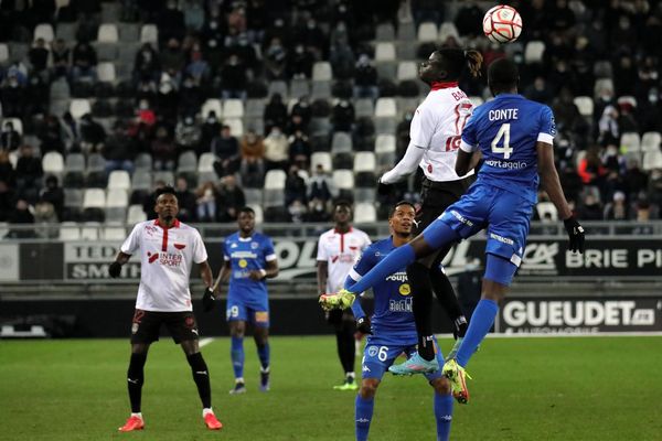 Le Niortais Ibrahima Conté à la lutte avec la lutte avec Aliou Badji, auteur d'un doublé ce samedi 12 février.