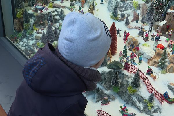 La vitrine de Noël d'Hervé Brasselet à Saint-Macaire-en-Mauges est aussi un espace de jeu pour les enfants