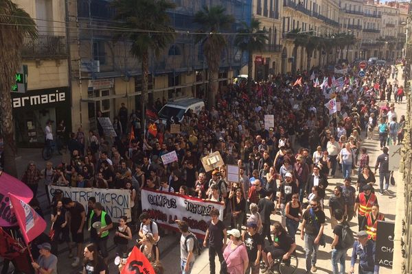 Manifestation dans les rues de Montpellier le 19 avril pour la défense des services publiques par les salariés et les étudiants des université contre la loi Vidal-Ore.