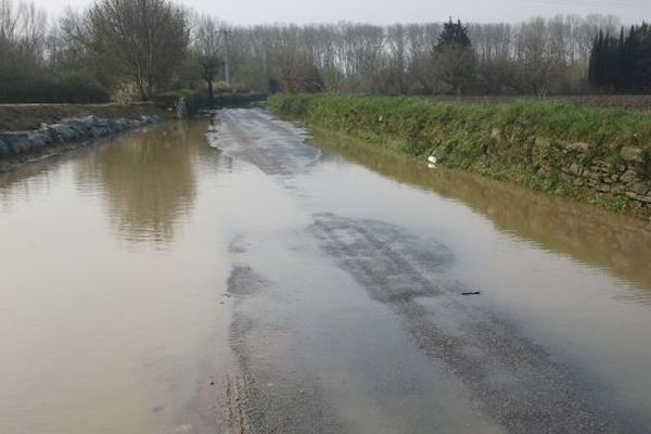 Pezens (Aude) - route inondée après de fortes pluies