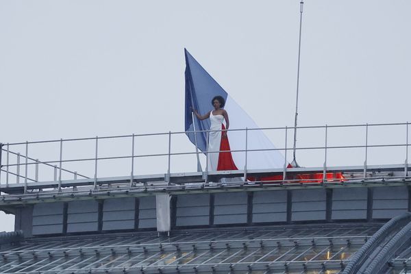 Axelle Saint-Cirel a interprété une "Marseillaise d'apaisement" sur le toit du Grand Palais à Paris lors de la cérémonie d'ouverture des JO.