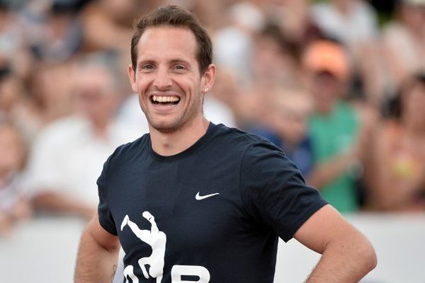 Renaud Lavillenie souriant après avoir réussi à passer les 5,95m, le 26 juin dernier à Angers. 
