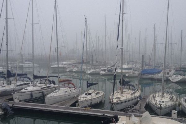 Le port des Minimes à La Rochelle dans le brouillard hier lundi matin.