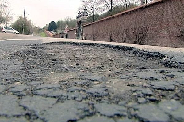 Les nids de poule envahissent les routes de l'agglomération rouennaise.