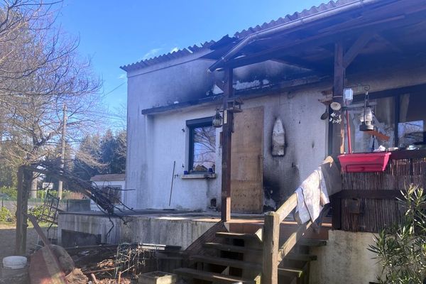 Des habitants ont formé une chaîne humaine pour éteindre l’incendie d’un pavillon à Pontailler-sur-Saône vendredi 14 février 2020. 