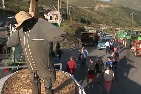 Barrage filtrant au niveau du col du Puymorens par les éléveurs catalans inquiets. Août 2015.