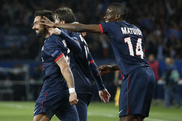 Blaise Matuidi (à droite) félicite Ezequiel Lavezzi après son ouverture du score dès la 4e minute de jeu face à Chelsea. Score final : 3-1 pour Paris.