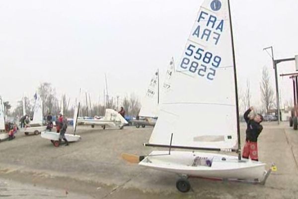 Maxime Bollinger prépare son voilier.